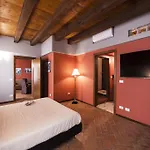 Lägenhet Osteria Luxury Peschiera del Garda